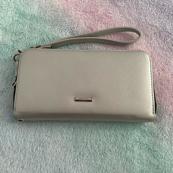 🤍BCBG🤍Wristlet Wallet in Silver. - Picture 5 of 10
